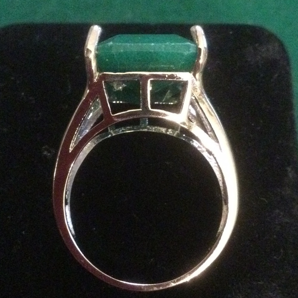 Amazing Emerald Cut Genuine Emerald at Wholesale - Picture 5 of 11